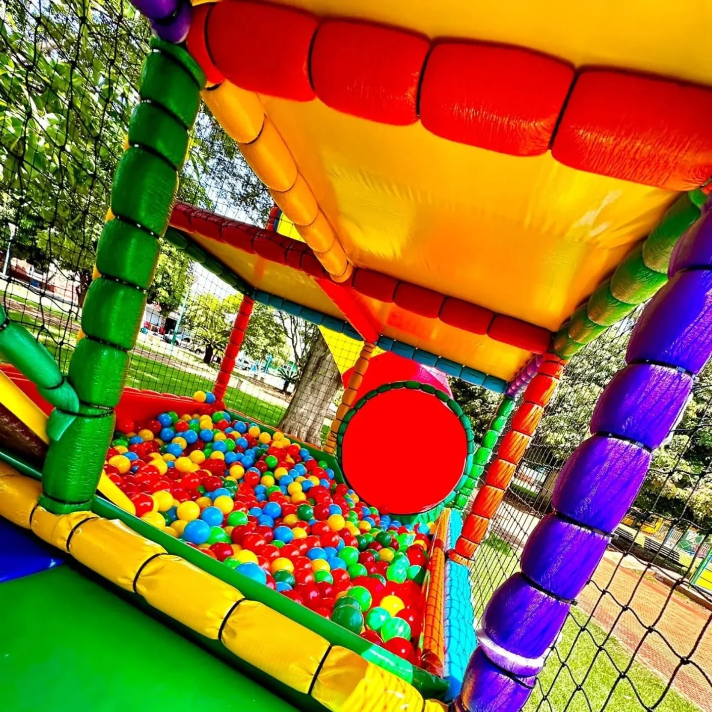 Interior de carretinha Kid Play com piscina de bolinhas coloridas